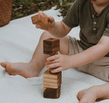 1. Kind baut einen Turm mit den Holzformen von KAWI Senso