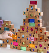 Kind baut mit Farbtreppe mit Lichtbauquadern von Bauspiel mit 32 Teilen