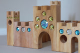 Kleines Märchenschloss von Bauspiel mit 10 Teilen auf Boden stehend