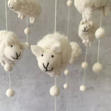 Detailansicht von Mobile mit Schafen von BeYoona