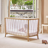 Vor Fenster stehendes Babybett KIMI von Charlie Crane in Bois de Rose Farbton