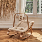 Babywippe LEVO von Charlie Crane mit Fell Bezug "Fur Milk" mit Spielbogen in Zimmer