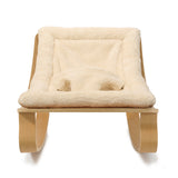 Frontansicht von Babywippe LEVO von Charlie Crane mit Fell Bezug "Fur Milk"