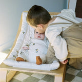 Kind mit Baby in LEVO Babywippe mit Bezug Organic Zoo