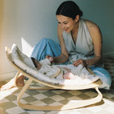 Baby in LEVO Babywippe mit Organic Zoo Bezug