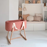 Charlie Crane Moseskorb in Organic Bois de Rose mit Holzgestell in Zimmer stehend