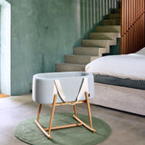 Charlie Crane Moseskorb in Organic Farrow in Zimmer stehend