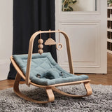 Holz-Spielbogen von Charlie Crane mit Babywippe Levo in Farbe Farrow