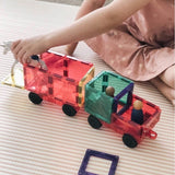 Kind spielt mit Connetix Rainbow Motion Pack aus Teilen