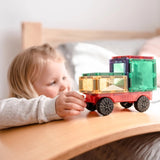 Kind spielt mit Fahrzeug aus Connetix Rainbow Motion Pack aus Teilen