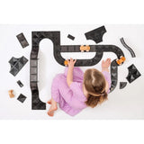 Kind am Spielen mit Connetix Magnetbausteine Roads Creative Pack mit 48 Teilen in Verpackung