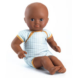 Puppe Mimosa der POMEA-Kollektion von Djeco im Body