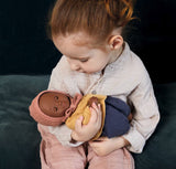 Kind mit schlafender Puppe Mimosa der POMEA-Kollektion von Djeco