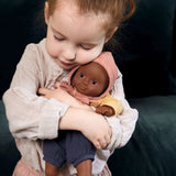 Kind kuschelt mit Puppe Mimosa der POMEA-Kollektion von Djeco