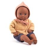 Puppe Mimosa der POMEA-Kollektion von Djeco mit Kleidung