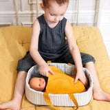 Kind mit Puppentragetasche Blue Lines der POMEA-Kollektion