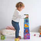 Kind baut Stapelturm Regenbogen von Djeco auf