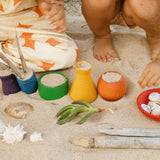 Sechs bunte Holzgefäße von Grapat