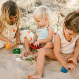 Kinder spielen mit bunten Holzgefäßen von Grapat