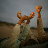 Kinder mit Planeten von Planetenset Dear Universe von Grapat