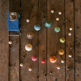 Planetenset Dear Universe von Grapat auf Holzfußboden