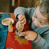 Kind mit Holzteller Dishes von Grapat