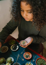 Kind apielt mit Holzteller der Dishes-Kollektion von Grapat