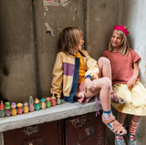 Kinder beim Spielen mit 12 Fancy Nins von Grapat mit Hüten