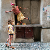 Kinder beim Spielen mit 12 Fancy Nins von Grapat im Hintergrund