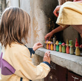 Kinder beim Spielen mit 12 Fancy Nins von Grapat mit Hüten