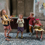 4 Kinder mit 12 Fancy Nins von Grapat im Hintergrund