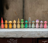 12 Fancy Nins von Grapat mit Hüten auf Fenstersims platziert