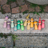 12 Fancy Nins von Grapat mit Hüten auf Gehweg liegend