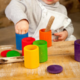 Kind am Spielen mit Grapat Holzbechern mit Deckel