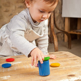 Kind am Spielen mit Grapat Holzbechern mit Deckel