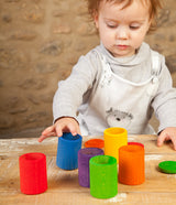 Kind am Spielen mit Grapat Holzbechern mit Deckel