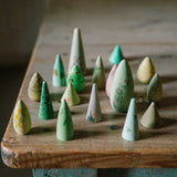 18 Forest Tree Holzbäume von Grapat auf Holztisch stehend