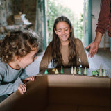Kinder am Spielen mit Forest Tree Holzbäumen von Grapat