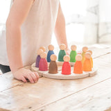 Kind an Tisch mit Grapat Jahreszeitenkalender auf Deutsch mit 12 Nins