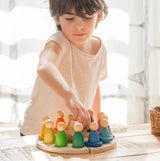 Kind mit Grapat Jahreszeitenkalender auf Deutsch mit 12 Nins