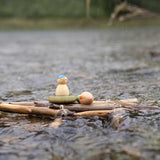 Inhalt einer Lucky Lucky Überraschungsbox der 4. Edition von Grapat in Boot in Fluss