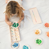 Kind am Spielen mit Mis & Match Holz-Sortierset von Grapat in edler Holzbox