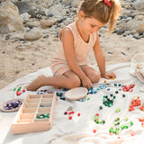 Kind am Spielen mit Mis & Match Holz-Sortierset von Grapat