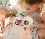 Kinder am Spielen mit Mis & Match Holz-Sortierset von Grapat