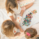 Kinder am Spielen mit Mis & Match Holz-Sortierset von Grapat in edler Holzbox