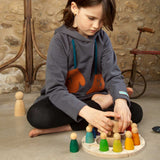 Kind mit Grapat Jahreszeitenkalender auf Deutsch mit 12 Nins