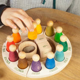 Kind am Spielen mit Grapat Jahreszeitenkalender auf Deutsch mit 12 Nins