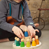 Kind mit Grapat Jahreszeitenkalender auf Deutsch mit 12 Nins