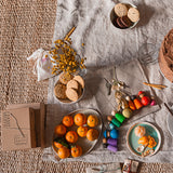 Grapat Nins Together Holzfiguren auf Tischdecke
