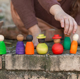 Grapat Nins Together Kind mit Holzfiguren beim Spielen